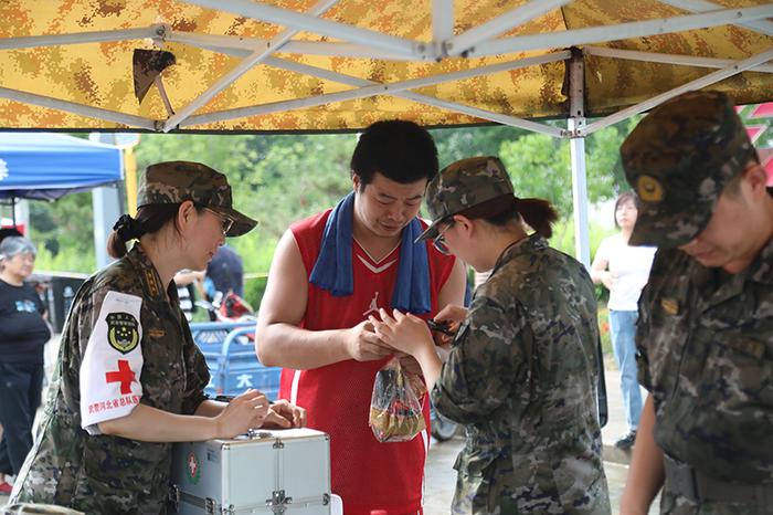 武警河北总队医院派出医疗组在涿州高新技术开发区救援交接点开展伤员救治（8月4日摄）。