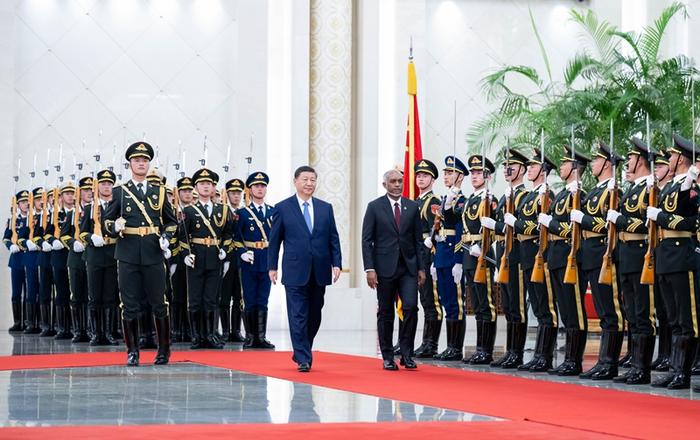 习近平同马尔代夫总统穆伊兹会谈2