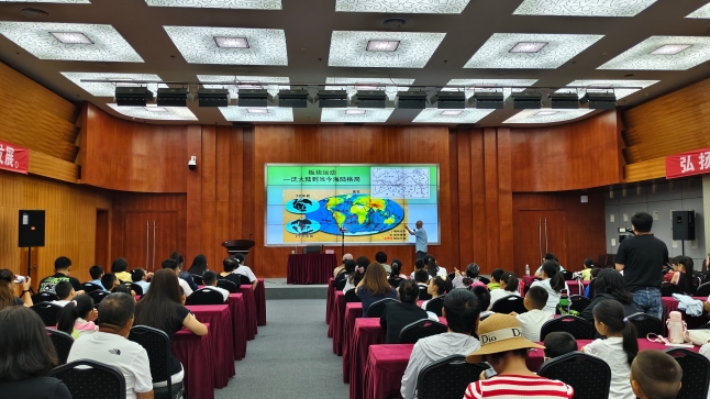 中国科学院老科协科普讲师团包头行点燃学子科技梦